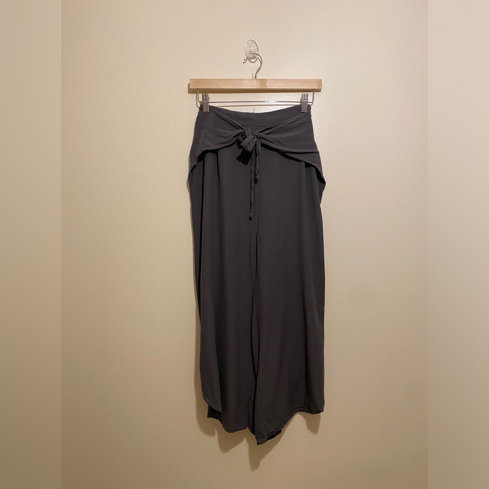 TRANSIT PAR SUCH VISCOSE Gray Women's CROP PANTS . Size 0